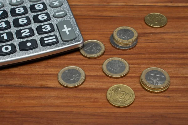 Mehrere Münzen Einen Taschenrechner — Stockfoto