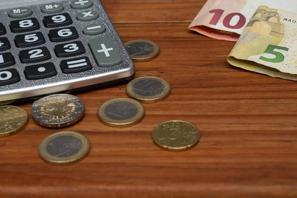 Zehn Und Fünf Euro Und Mehrere Münzen Neben Einem Taschenrechner — Stockfoto