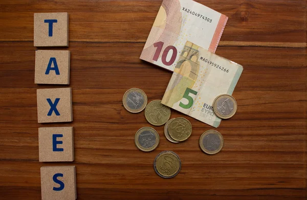 Dez Euros Várias Moedas Uma Mesa Madeira Escrito Impostos — Fotografia de Stock