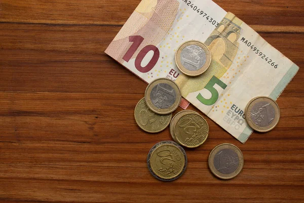 Κορυφαία Άποψη Του Ευρώ Και Πολλά Νομίσματα Ένα Ξύλινο Τραπέζι — Φωτογραφία Αρχείου