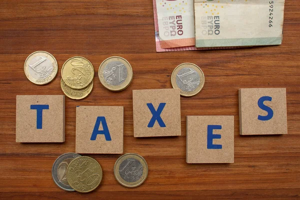 Notas Euro Várias Moedas Cima Mesa Madeira Escrito Impostos — Fotografia de Stock
