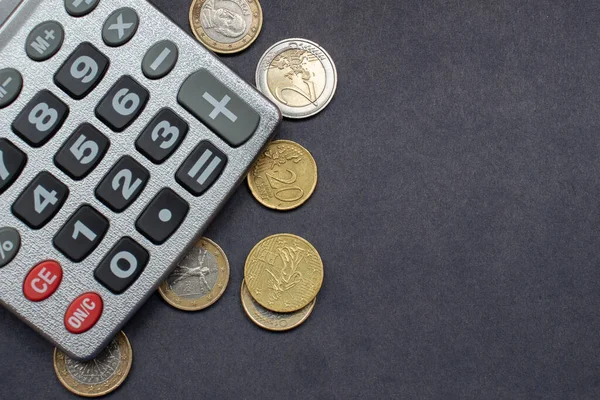 Kilka Monet Euro Wokół Kalkulatora — Zdjęcie stockowe