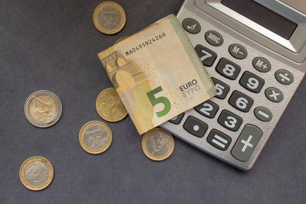 Cinco Notas Euro Perto Uma Calculadora Sobre Fundo Azul — Fotografia de Stock