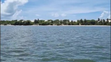 Tekne sahile yakın.