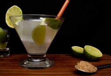 Etrafında limon ve malzemelerle Brezilya içeceği (caipirinha)