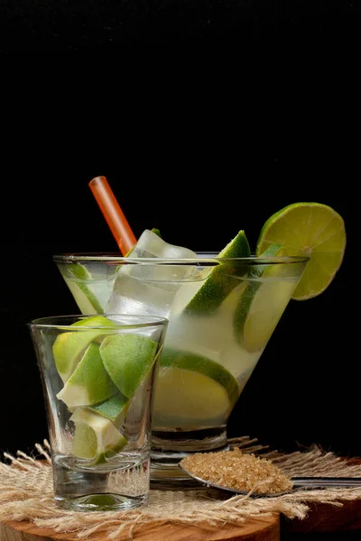 Bebida Brasileña Caipirinha Con Limón Ingredientes Alrededor — Foto de Stock