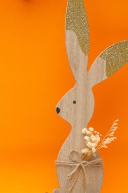Turuncu arka planda Paskalya tavşanı (Paskalya))