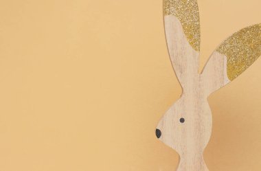 Bej arkaplanda paskalya tavşanının yüzü (Paskalya))