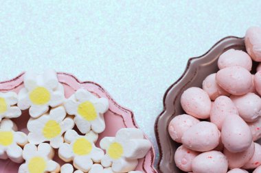 Paskalya yumurtaları ve şekerlerle dolu küçük kaseler.