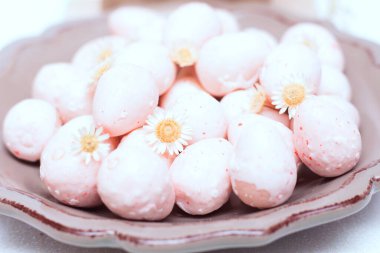 pembe paskalya yumurtaları ve çiçekli vazo