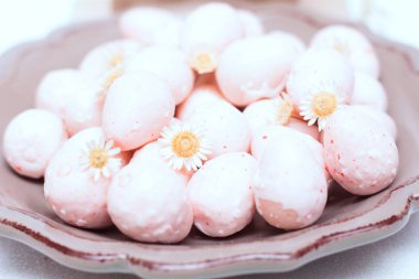 pembe paskalya yumurtaları ve çiçekli vazo