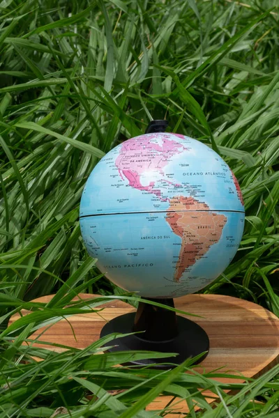 Earth Globe Green Grass Showing South North America Earth Day — Stock Photo, Image