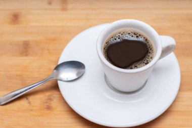 Kahve fincanı ve tost dolu.