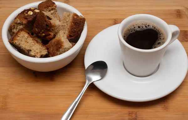 Kaffeetasse Mit Schale Voller Toast — Stockfoto