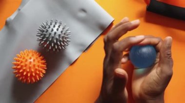 İki el pilates topuyla hareket ediyor.