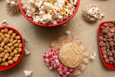 Brezilya haziran partisinden gelen çeşitli böceklerle dolu bir masa.