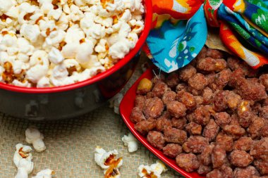 İki kase dolusu tipik Brezilya yemeği.