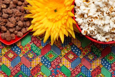 İki kase dolusu tipik Brezilya yemeği.