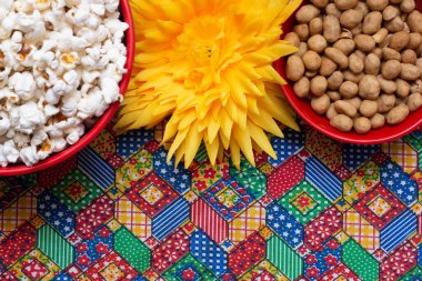 İki kase dolusu tipik Brezilya yemeği.