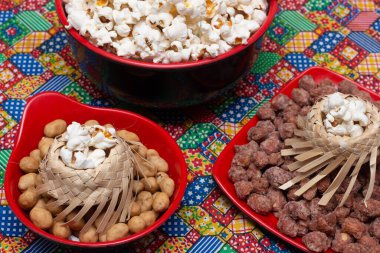 Brezilya haziran partisinden gelen çeşitli böceklerle dolu bir masa.