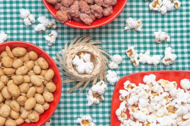 Bir kase dolusu tatlı ve tuzlu fıstık ve patlamış mısır - Brezilya haziran partisi