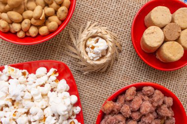 Bir kase dolusu tatlı ve tuzlu fıstık ve patlamış mısır - Brezilya haziran partisi