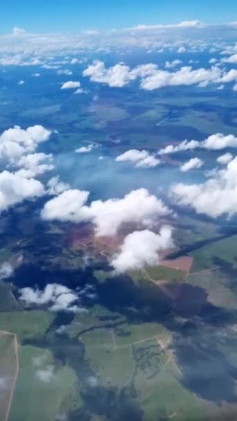 Avion Care Zboară Peste Plantație Agricolă Mare Soare Între Nori — Videoclip de stoc