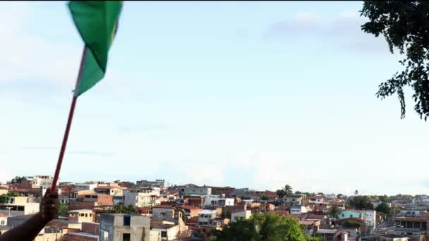 Hand Skakar Brasiliansk Flagga Med Ett Samhälle Favela — Stockvideo
