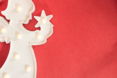 Kırmızı arka planlı Noel meleği