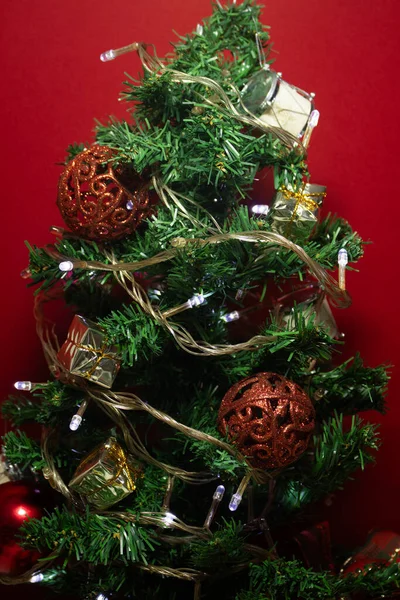 Kerstboom Vol Ornamenten Met Een Rode Achtergrond — Stockfoto