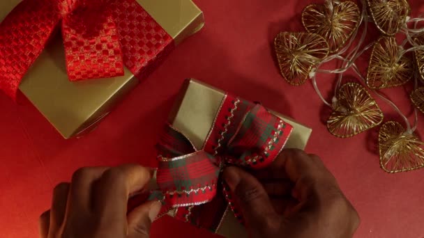 Ręce Rozwiązujące Pudełko Świątecznym Otoczeniu — Wideo stockowe