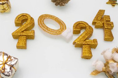 2024 altın harflerle beyaz arkaplanda süslerle yazıldı