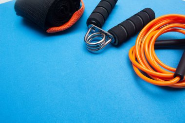 mavi arka planda çeşitli spor salonları ve pilates ekipmanları var.