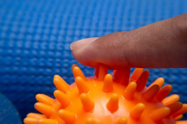 Parmak mini pilates topunun tepesinde.