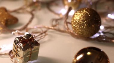 Işıklı Noel süsleri.