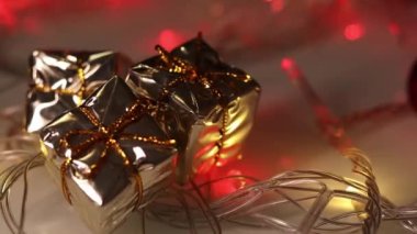 Renkli Noel ışıklarıyla çevrili hediye kutuları.