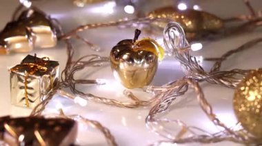 Altın elma ve Noel atmosferinde çeşitli süsler