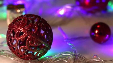 Renkli Noel atmosferli kırmızı top