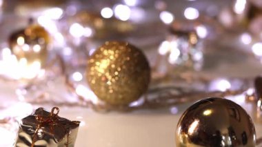 Işık saçan birkaç Noel süsü..