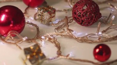 Noel atmosferinde hediyeler ve balolar