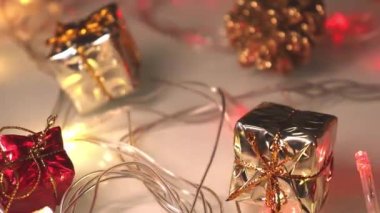  Yılbaşı ışıkları parlayan hediye kutuları.