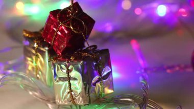  Birkaç ışığı olan üç hediye kutusu.