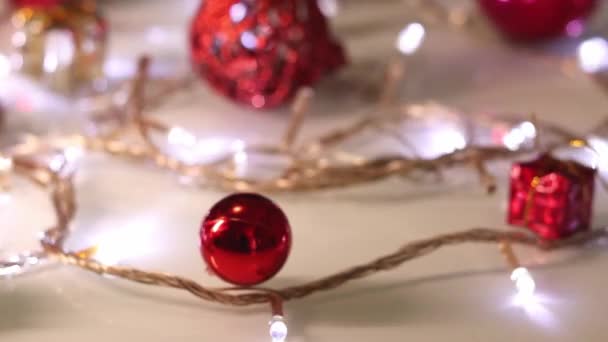 クリスマスの雰囲気の中でクリスマスボールとギフト — ストック動画