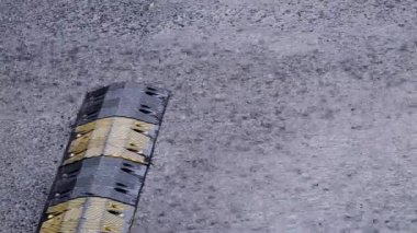 Trafik şeridinin yakınına yağmur yağıyor.