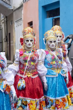 Maragogipe, Brasil - 11 Şubat 2024 - Karnaval kostümlü karakterlerin fotoğrafı