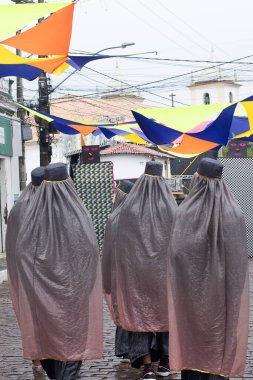 Maragogipe, Brasil - 11 Şubat 2024 - Karnaval kostümlü karakterlerin fotoğrafı