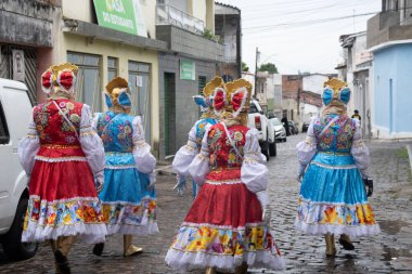 Maragogipe, Brasil - 11 Şubat 2024 - Karnaval kostümlü karakterlerin fotoğrafı