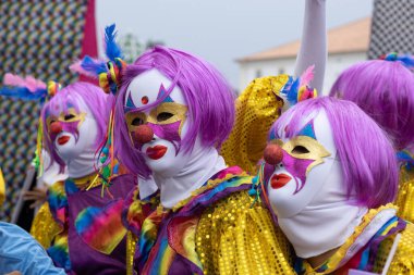 Maragogipe, Brasil - 11 Şubat 2024 - Karnaval kostümlü karakterlerin fotoğrafı
