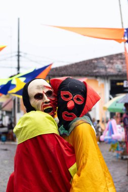 Maragogipe, Brasil - 11 Şubat 2024 - karnaval kostümlü yakın karakterler