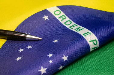 LAURO DE FREITAS, BRAZİL - 26 Nisan 2024: Kaleme yakın Brezilya bayrağı